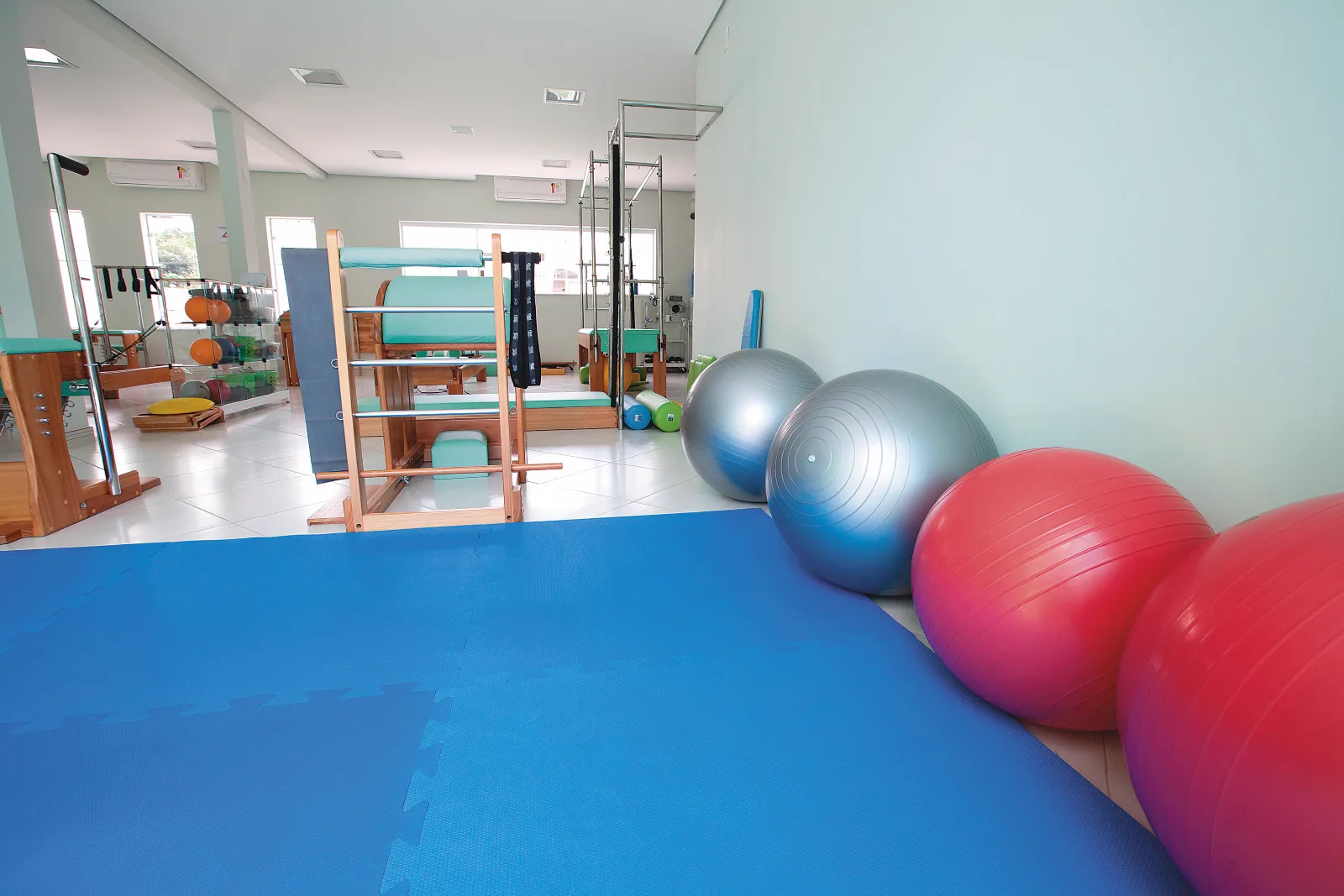 Bolas de pilates e tatame no estúdio da Ergon Saúde, em Sorocaba