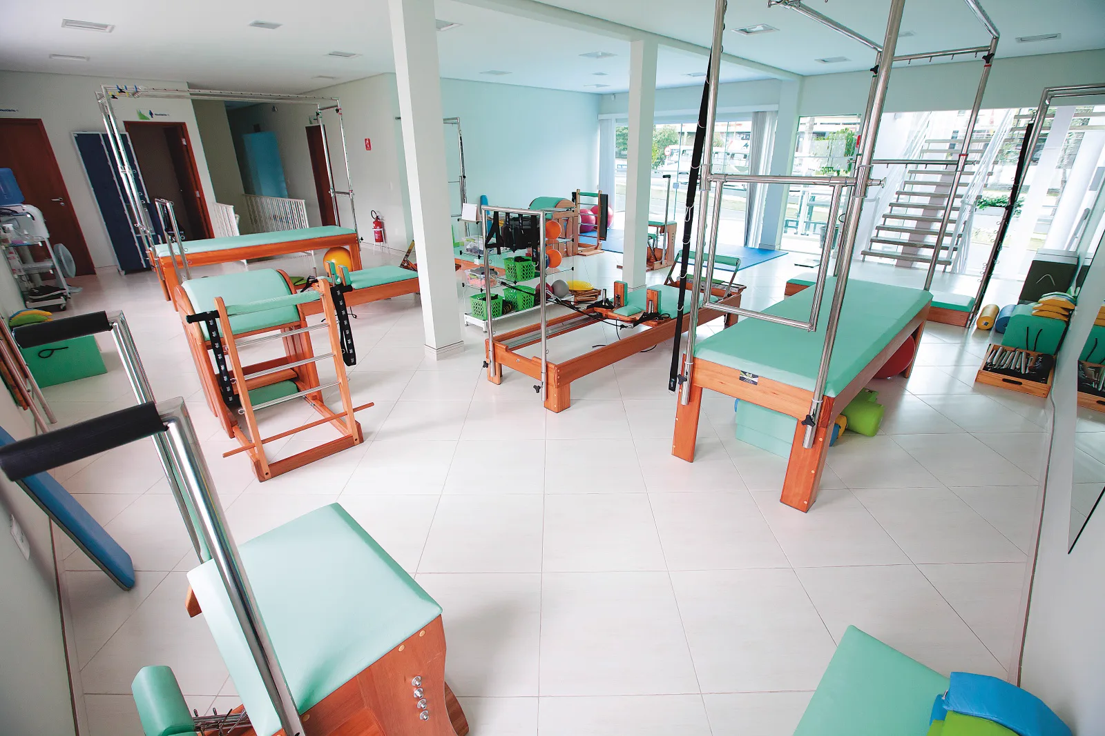 Estúdio de pilates da Ergon Saúde em Sorocaba, com cadillac, chair e reformer usados no pilates terapêutico