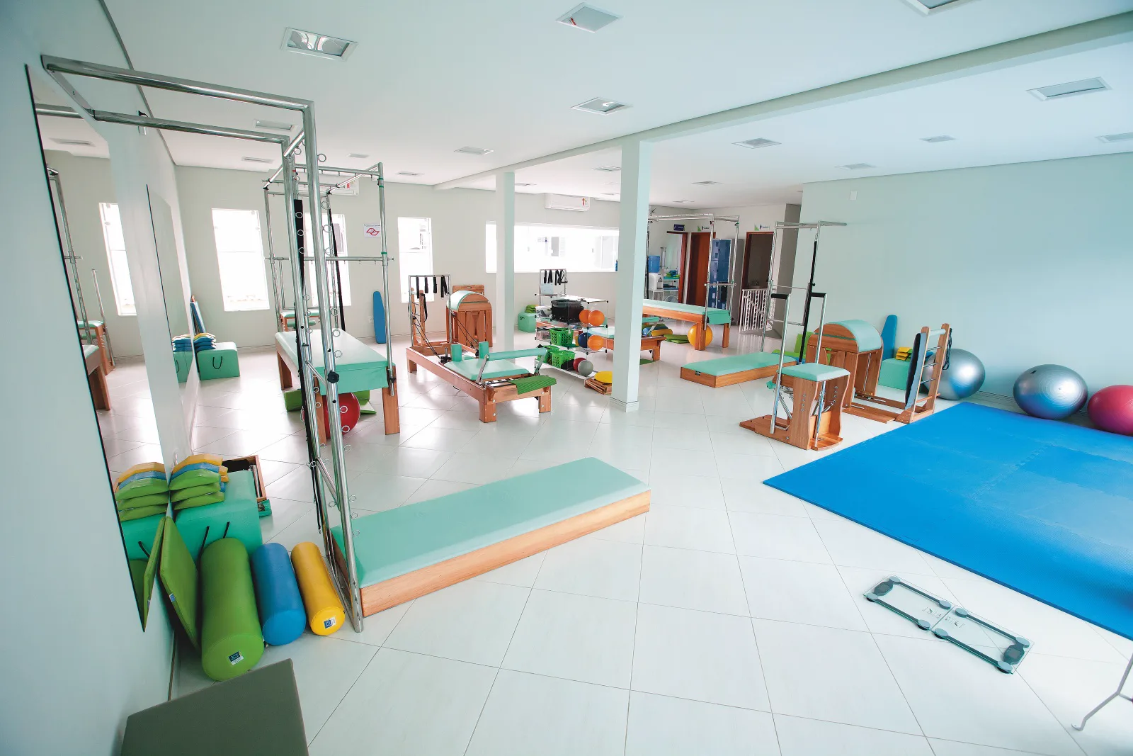 Estúdio de pilates da Ergon Saúde em Sorocaba, com cadillac, reformer, chair, bolas e tatame