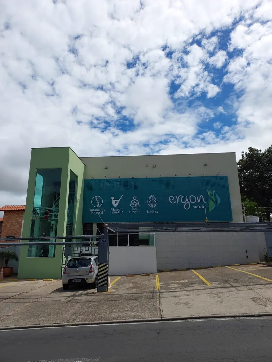 Fachada da Ergon Saúde Integral em Sorocaba, com vagas de estacionamento na frente