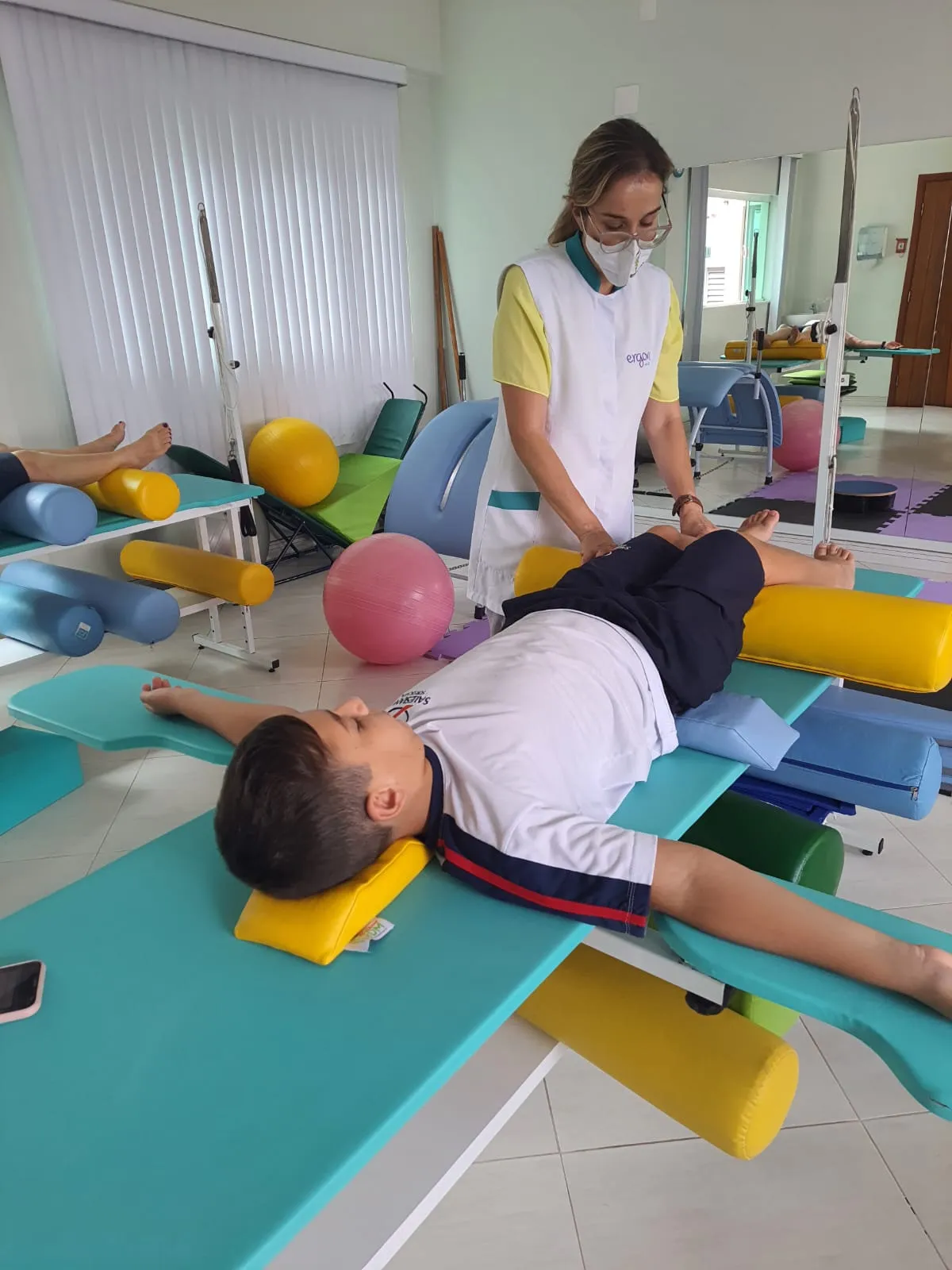 Paciente em sessão de terapia manual com fisioterapeuta na Ergon Saúde, em Sorocaba