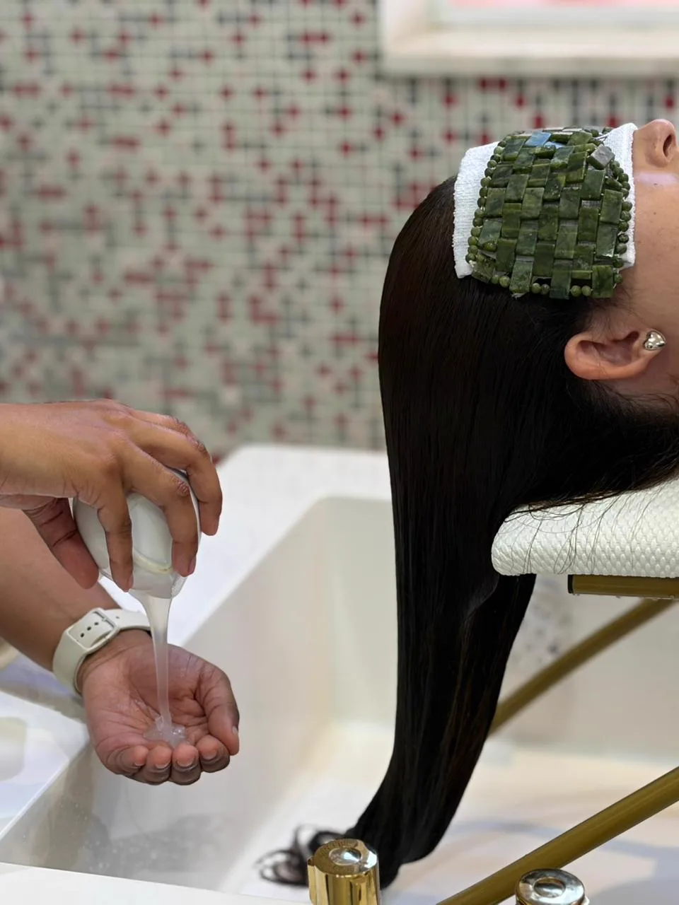 Cliente no lavatório do Head Spa da Ergon Saúde, em Sorocaba, recebendo o ritual para o couro cabeludo