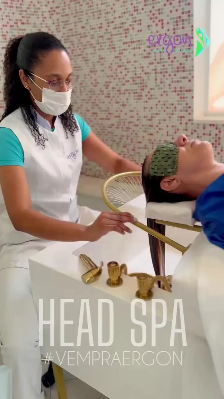 Cliente recebendo o Head Spa, ritual de bem-estar para a cabeça, na Ergon Saúde em Sorocaba