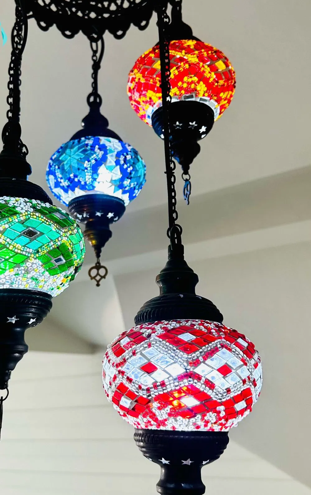 Luminárias turcas coloridas no espaço de spa da Ergon Saúde