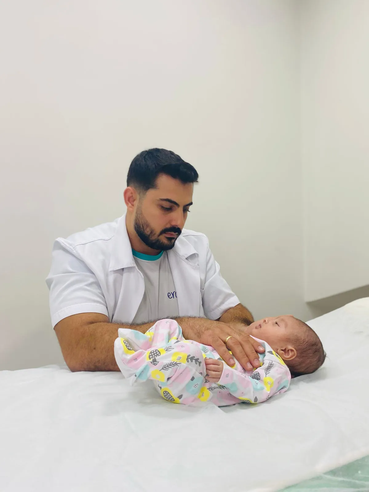 Profissional da Ergon atendendo um bebê com toque delicado, em Sorocaba