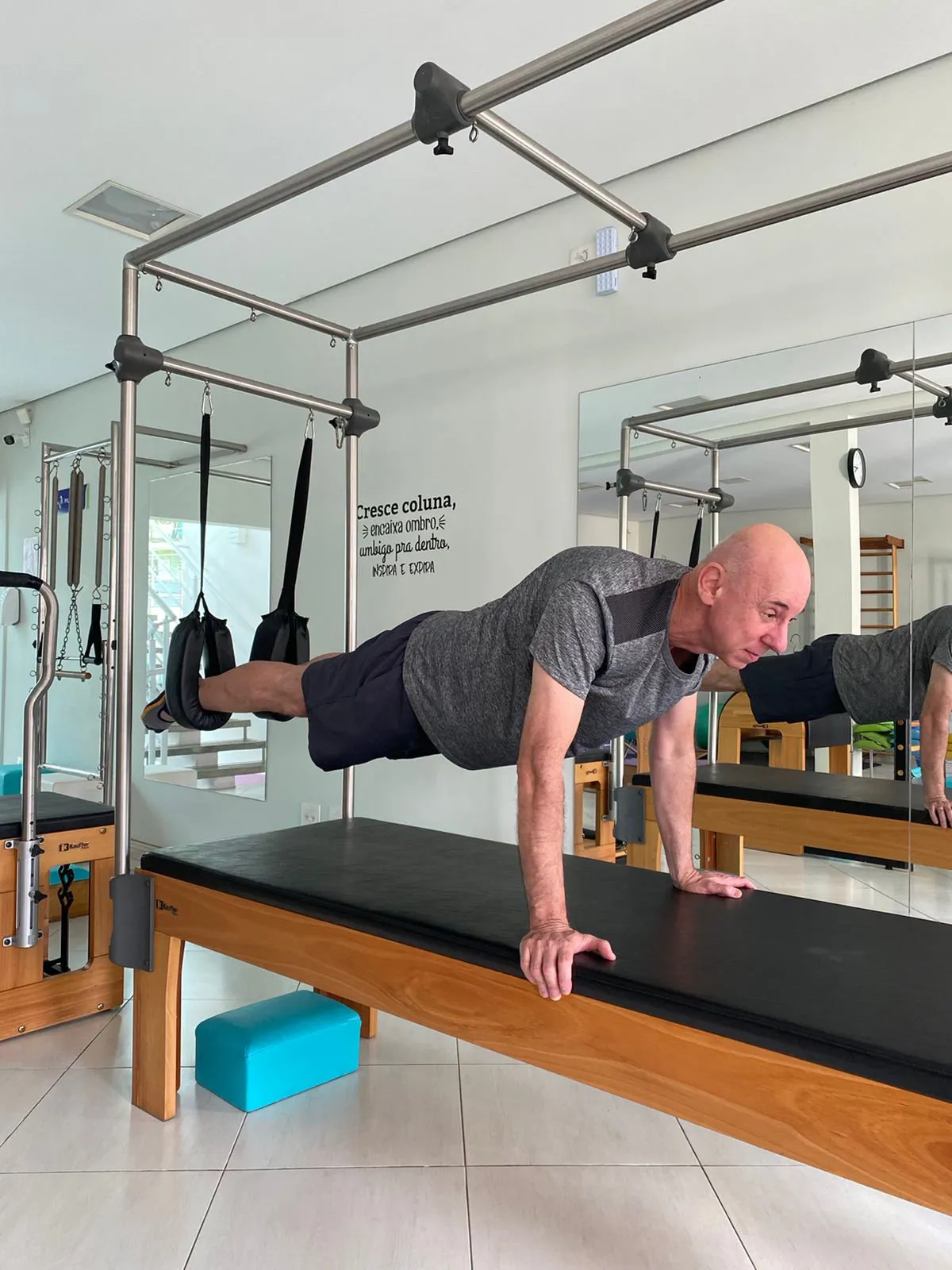 Aluno fazendo exercício de pilates no cadillac do estúdio da Ergon Saúde, em Sorocaba