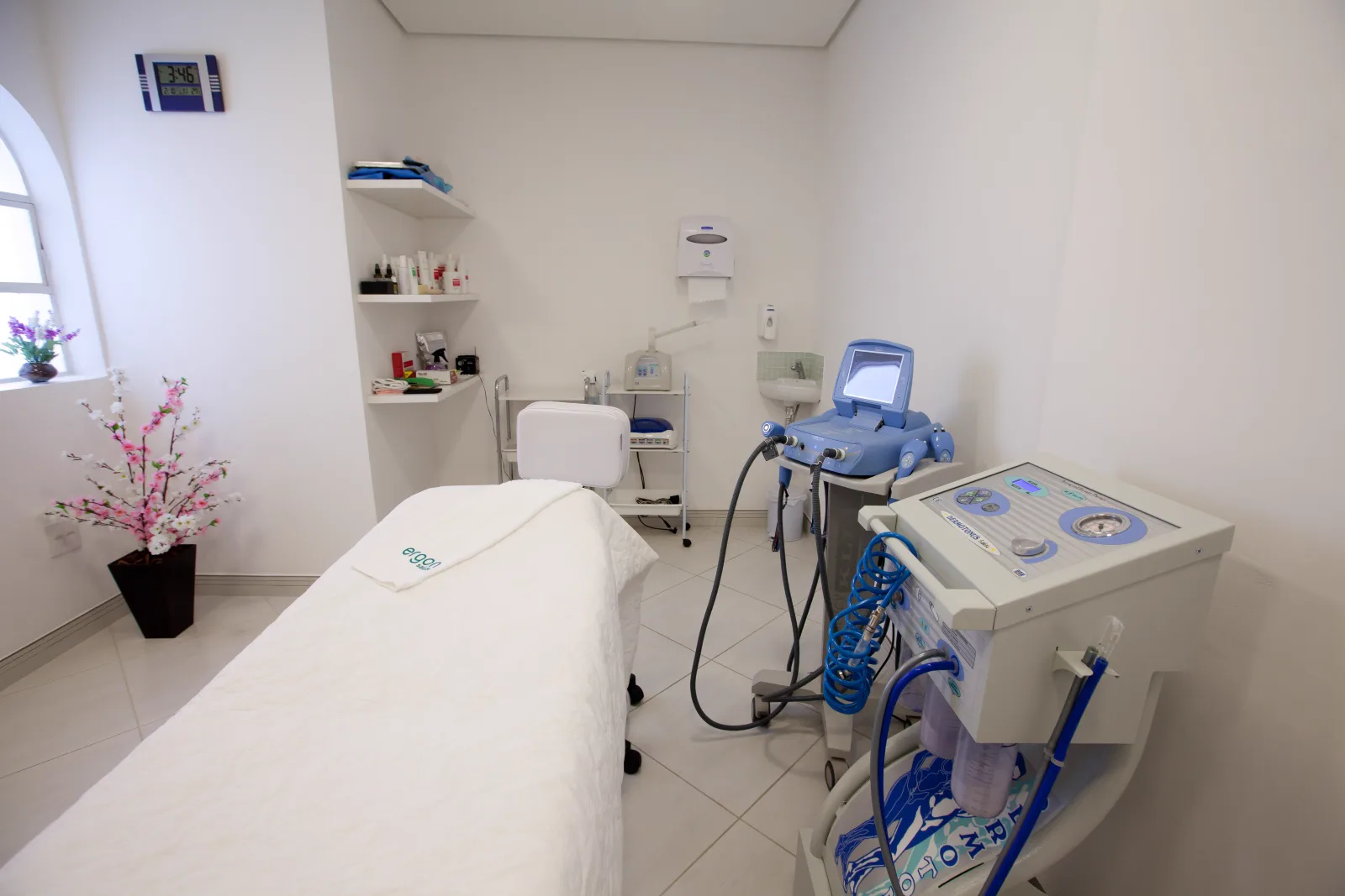 Sala de estética da Ergon Saúde em Sorocaba com os aparelhos usados no Heccus