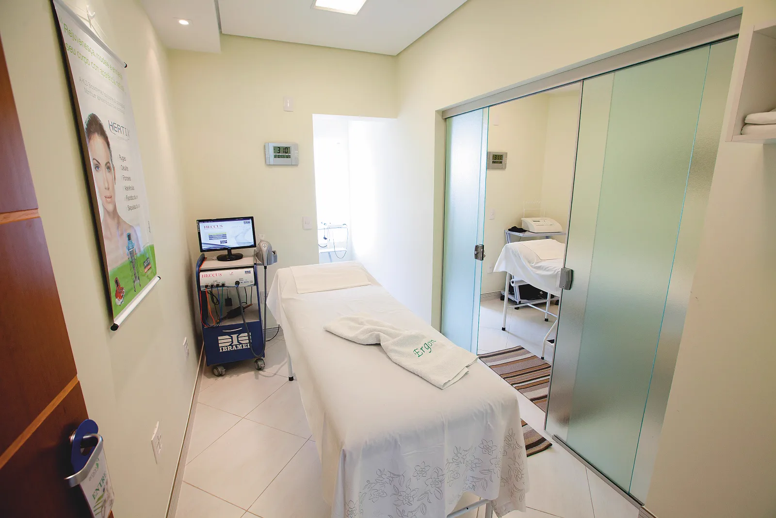 Sala de estética corporal da Ergon Saúde em Sorocaba, com maca e aparelho, onde é feita a carboxiterapia