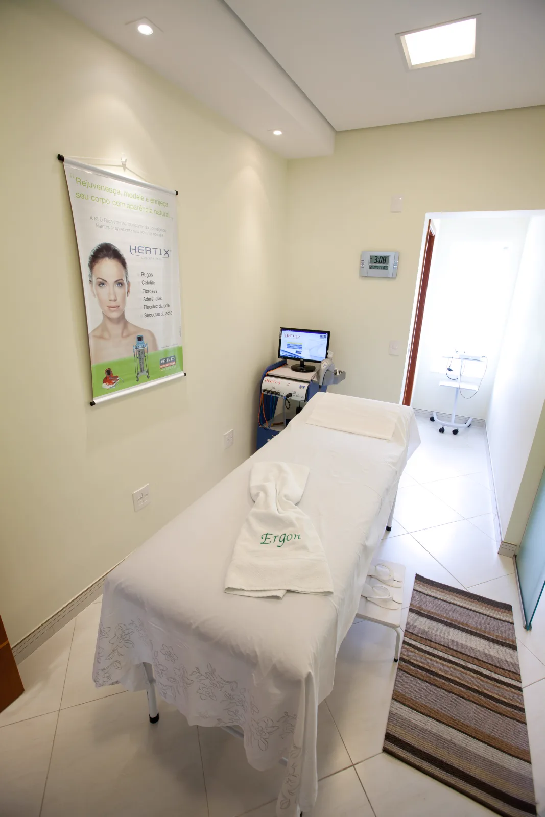 Sala de estética da Ergon Saúde em Sorocaba com maca e aparelho, onde é feita a lipo sem corte
