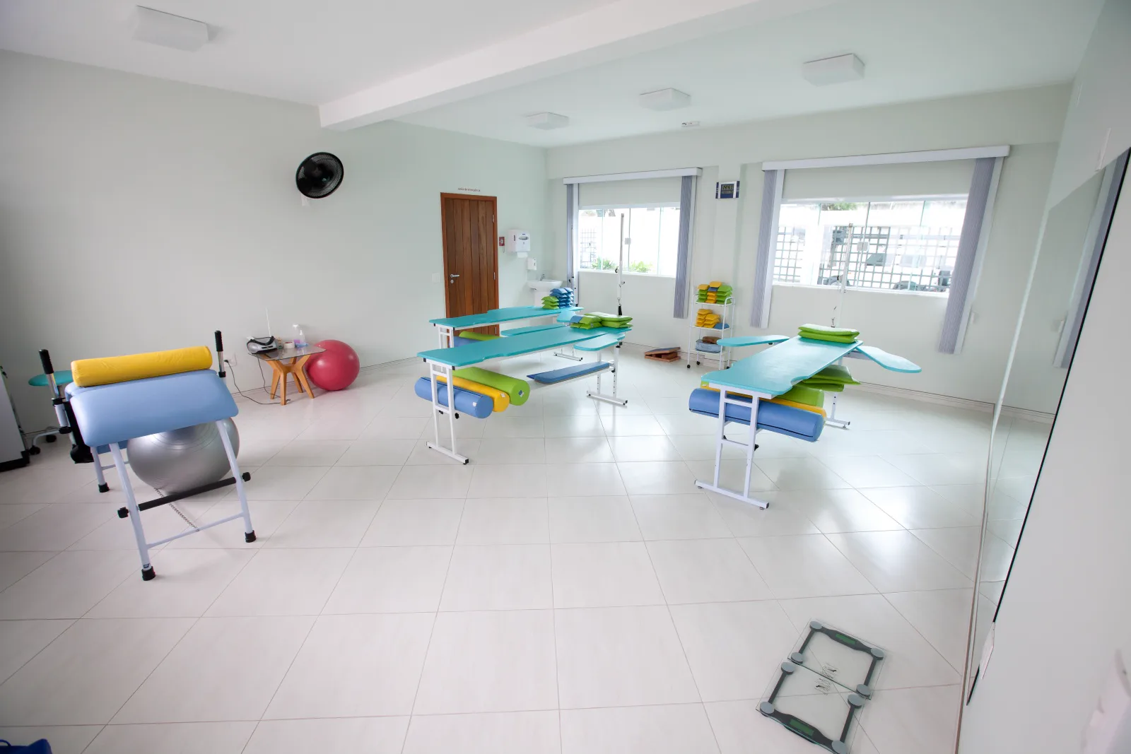 Sala de fisioterapia da Ergon Saúde em Sorocaba, com macas e aparelhos de reabilitação