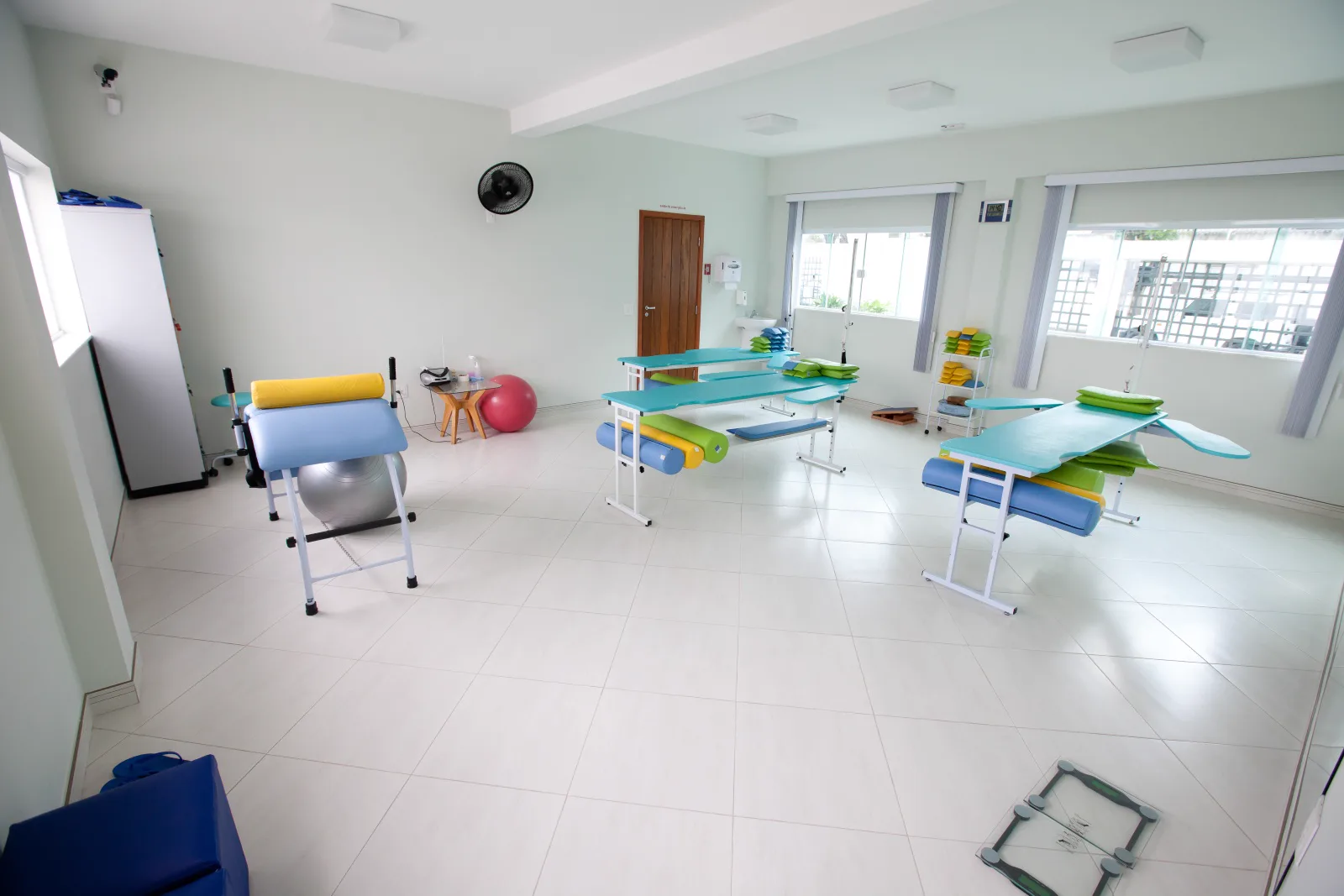 Sala de fisioterapia da Ergon Saúde Integral em Sorocaba, com macas, bolas e aparelhos