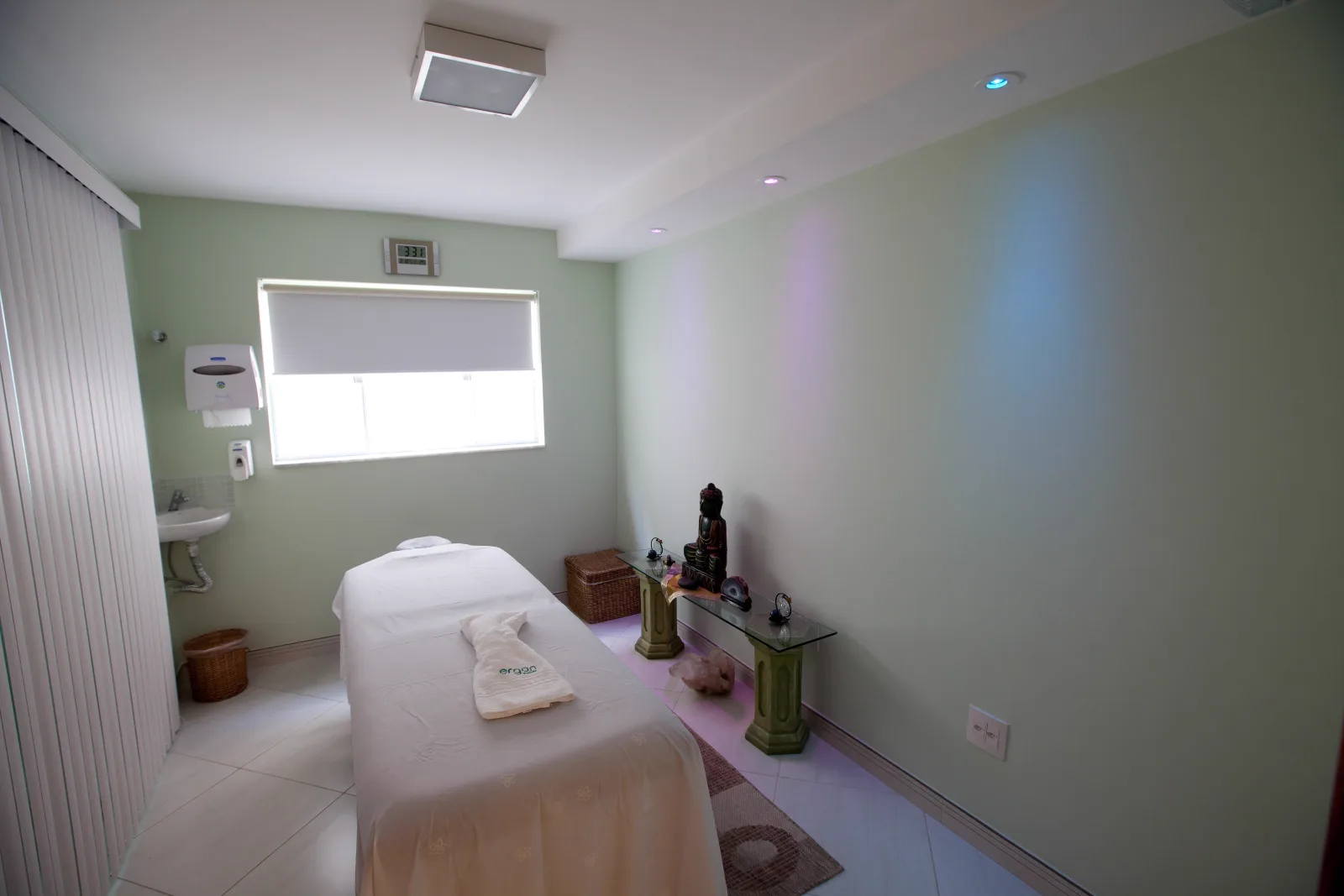 Sala de terapia da Ergon em Sorocaba com luz colorida, onde é feita a colorpuntura