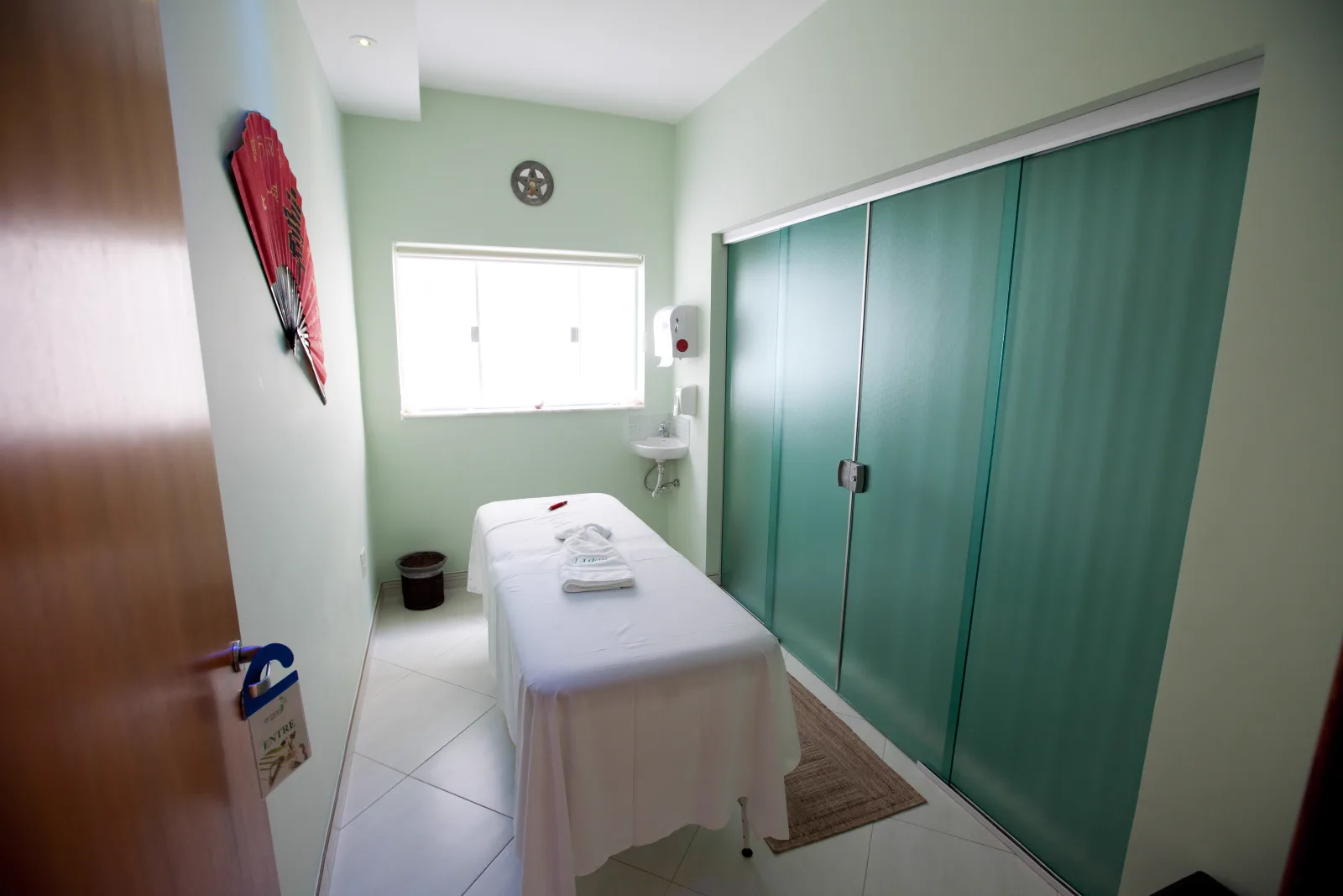 Sala de massagem da Ergon Saúde em Sorocaba, onde é feita a massagem com pedras quentes
