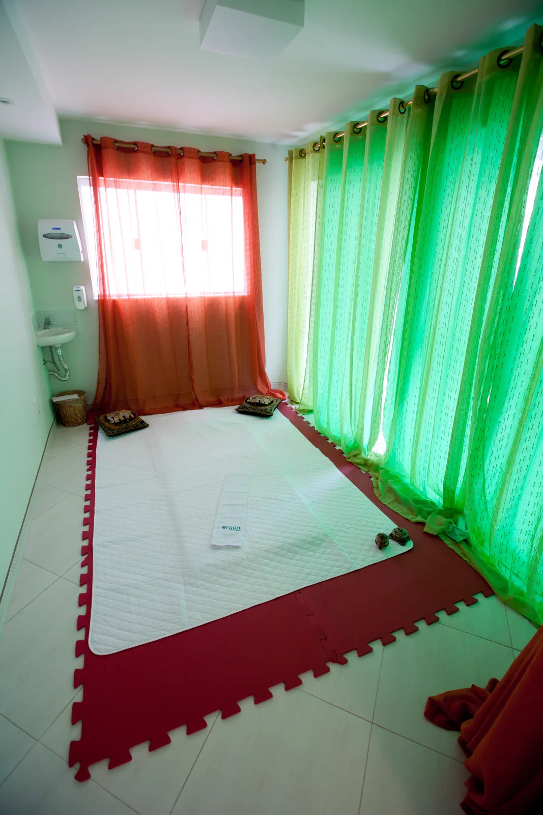 Sala de tatame da Ergon Saúde em Sorocaba, onde é feita a terapia com pindas chinesas