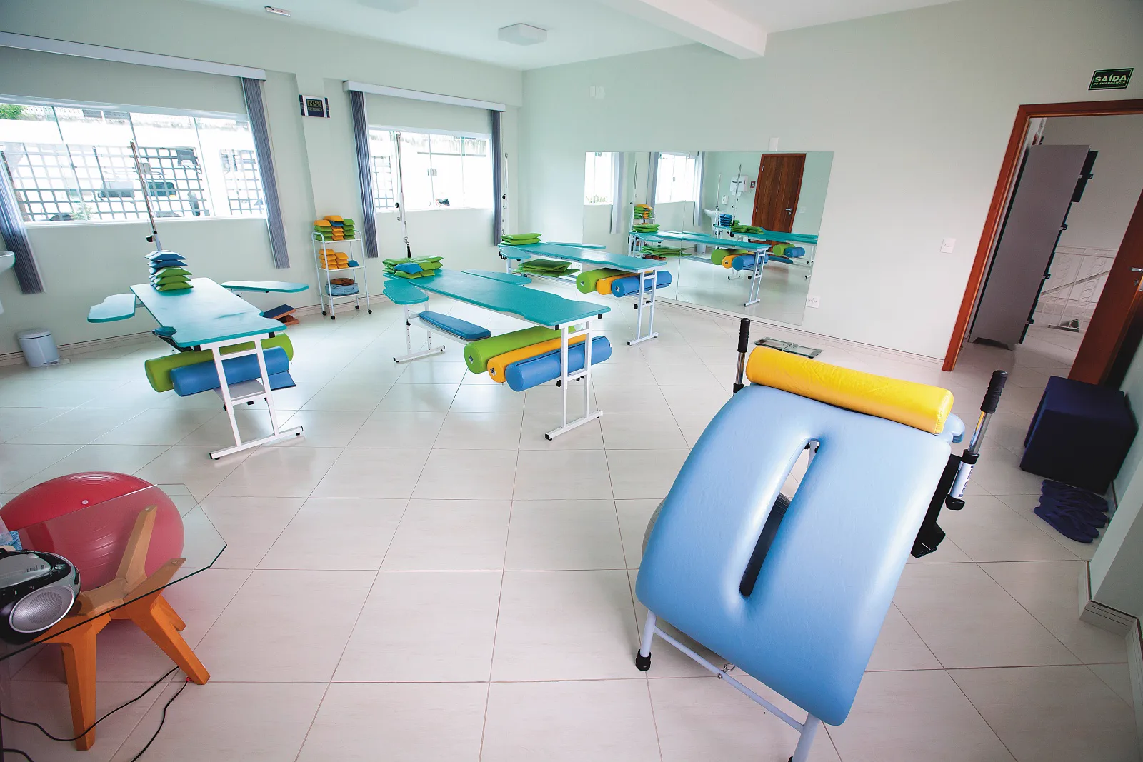 Sala de fisioterapia da Ergon em Sorocaba com aparelhos usados na reabilitação pós-operatória