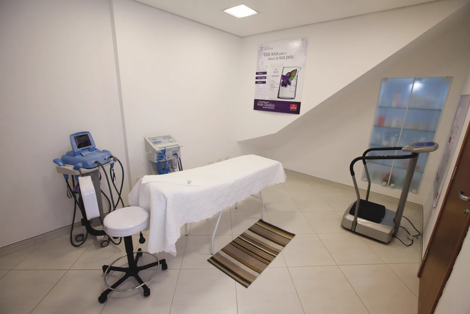 Sala de fisioterapia da Ergon em Sorocaba com aparelhos, onde é feito o tratamento de labirintite