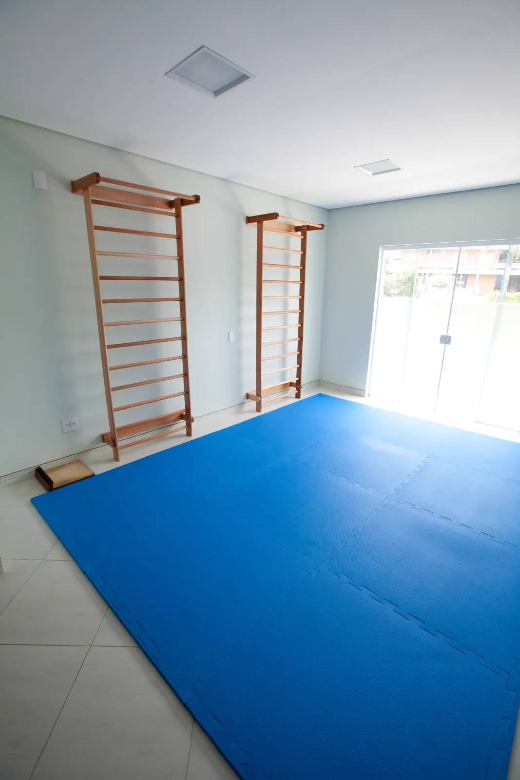 Sala com espaldar e tatame na Ergon Saúde em Sorocaba, onde é feita a RPG