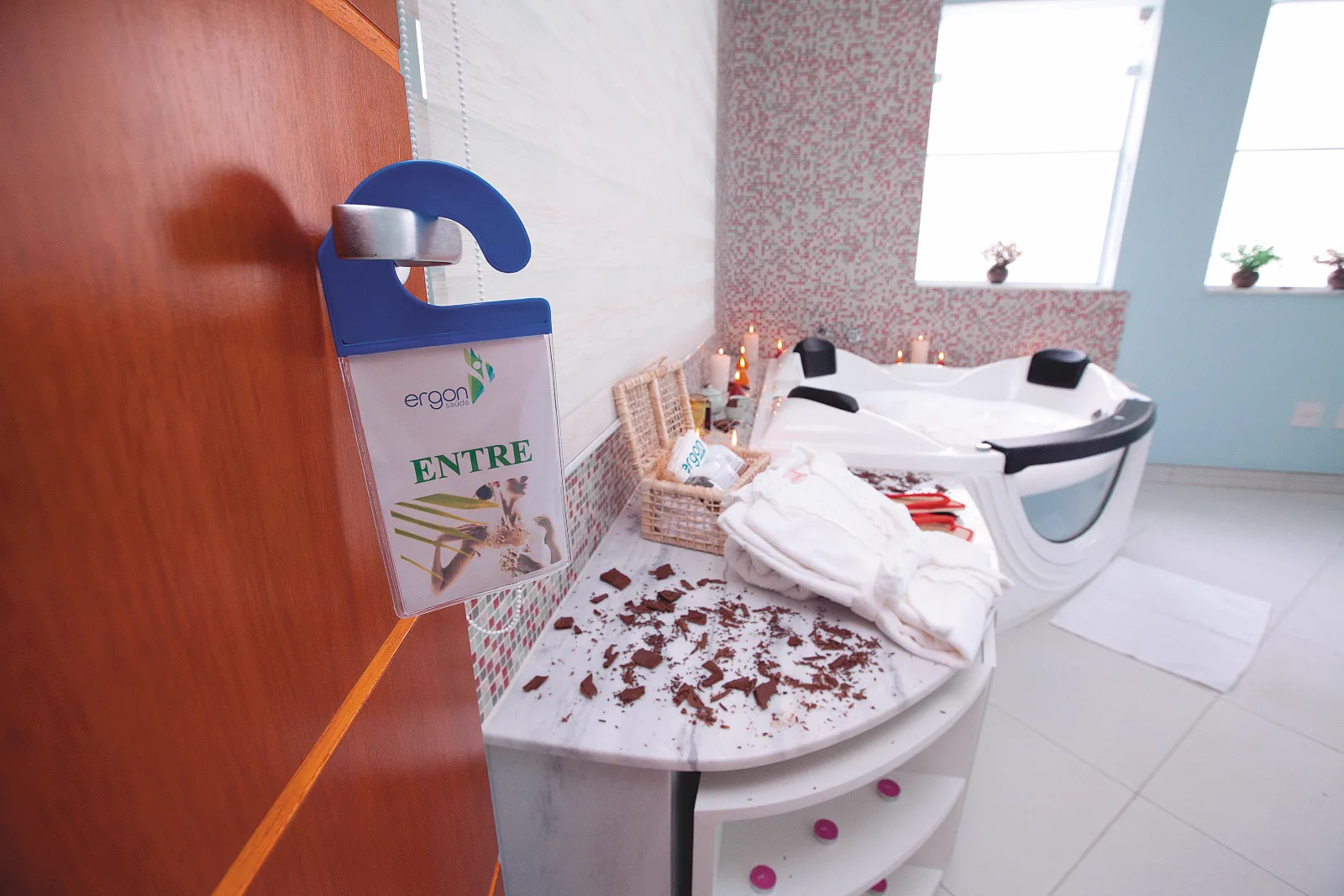 Banheira de hidromassagem com pétalas no spa da Ergon, em Sorocaba, ambiente da flower massage