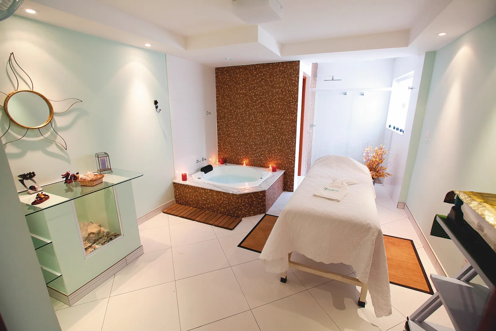 Sala de spa da Ergon em Sorocaba com banheira de hidromassagem e maca, ambiente da sea massage