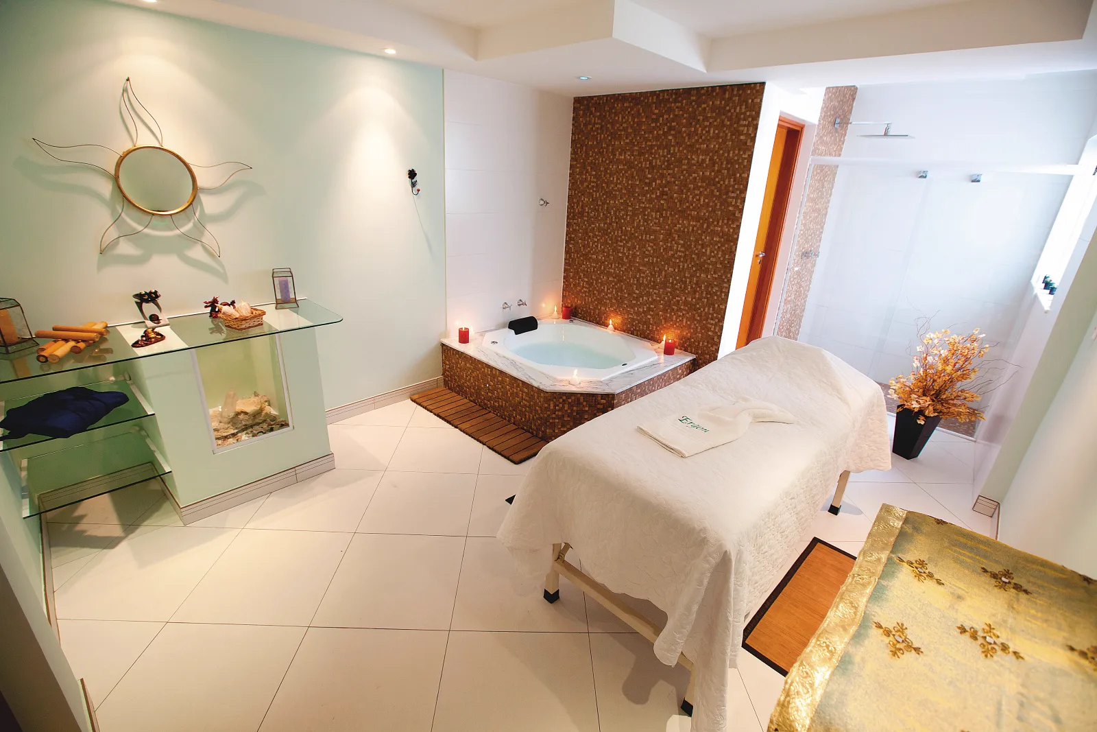 Sala de spa da Ergon Saúde em Sorocaba com banheira de hidromassagem e maca