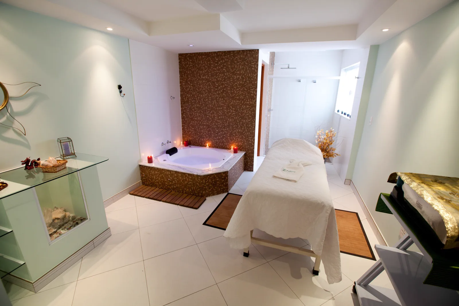 Sala de spa da Ergon Saúde em Sorocaba, com banheira de hidromassagem, maca e velas, onde acontece o spa day