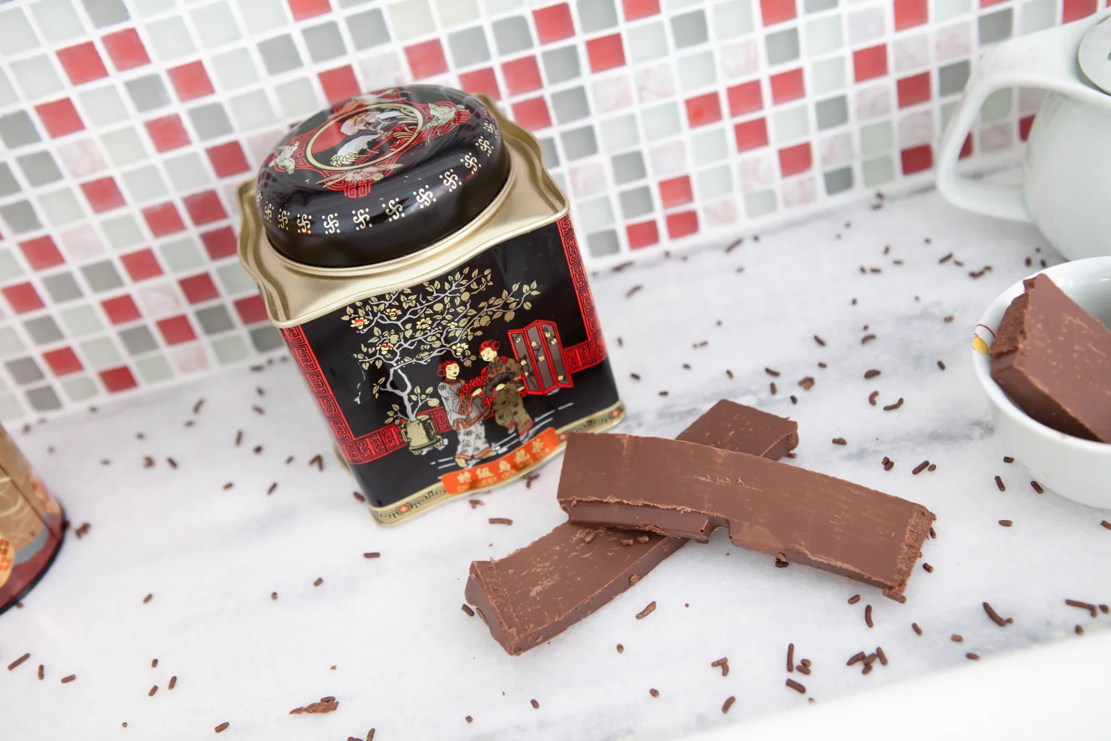Chocolate, velas e pote decorado na sala de spa da Ergon em Sorocaba, ambiente do spa Nefertite