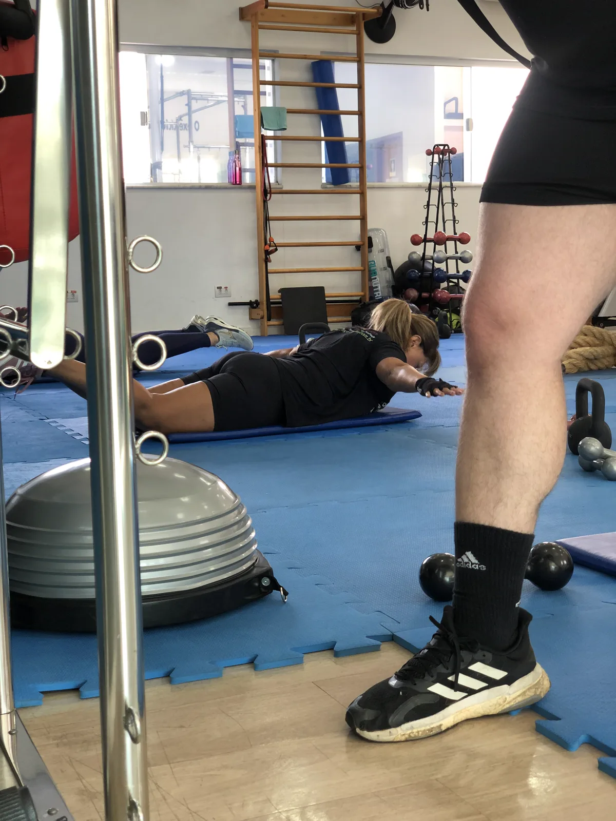 Aluno em exercício de treinamento funcional no estúdio da Ergon Saúde, em Sorocaba